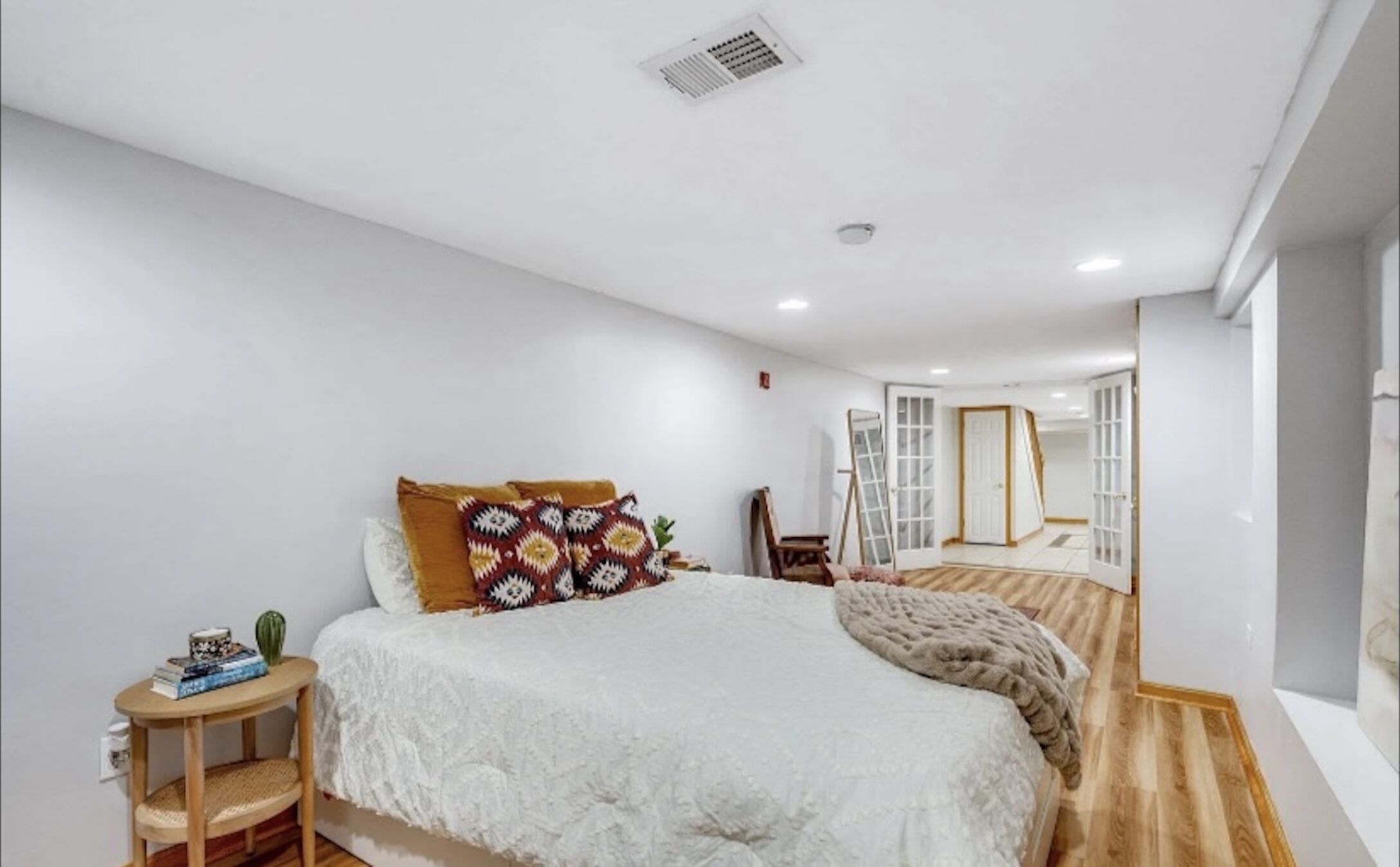 2 habitaciones, tabla de planchar con plancha, wifi y ropa de cama 