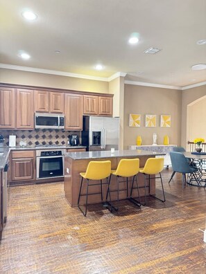 Fridge, microwave, oven, stovetop - Luxury Town House at Legacy Shops (Plano)