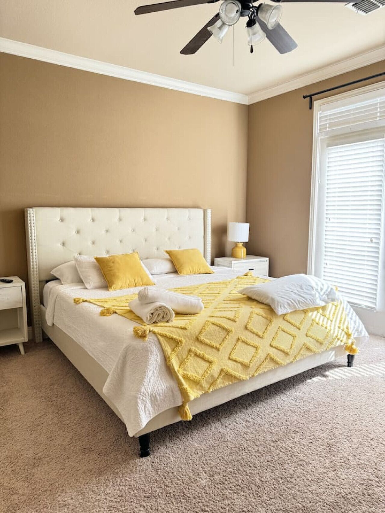 Desk, iron/ironing board, WiFi, bed sheets