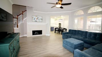 TV connectée, cheminée, jeux vidéo, baby-foot