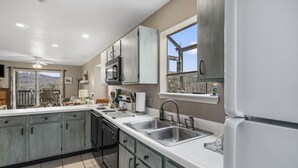 Coffee/tea maker, fridge, microwave, oven - Walk-In 2BR Lakeview Condo | Near SDC (Branson)