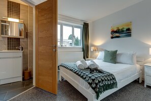 2 bedrooms, desk, iron/ironing board, WiFi - Lillies House | Oxford Holiday Let | 2 Beds & Sleeps 4 (Oxford)