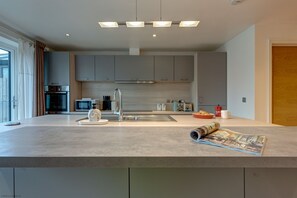 Fridge, microwave, oven, stovetop - Lillies House | Oxford Holiday Let | 2 Beds & Sleeps 4 (Oxford)