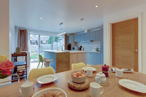 Fridge, microwave, oven, stovetop - Lillies House | Oxford Holiday Let | 2 Beds & Sleeps 4 (Oxford)