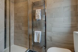 Hair dryer, towels - Lillies House | Oxford Holiday Let | 2 Beds & Sleeps 4 (Oxford)