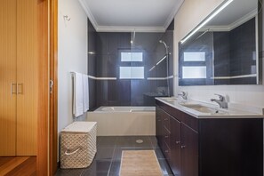 Douche, sèche-cheveux, serviettes fournies