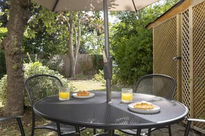 Outdoor dining - Orchard Cottage  | Oxford Holiday Let | 3 Beds & Sleeps 6 (Headington)