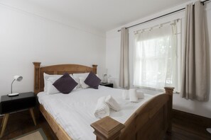 3 bedrooms, desk, iron/ironing board, WiFi - Orchard Cottage  | Oxford Holiday Let | 3 Beds & Sleeps 6 (Headington)