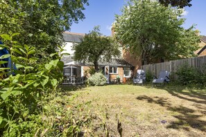 Property grounds - Orchard Cottage  | Oxford Holiday Let | 3 Beds & Sleeps 6 (Headington)