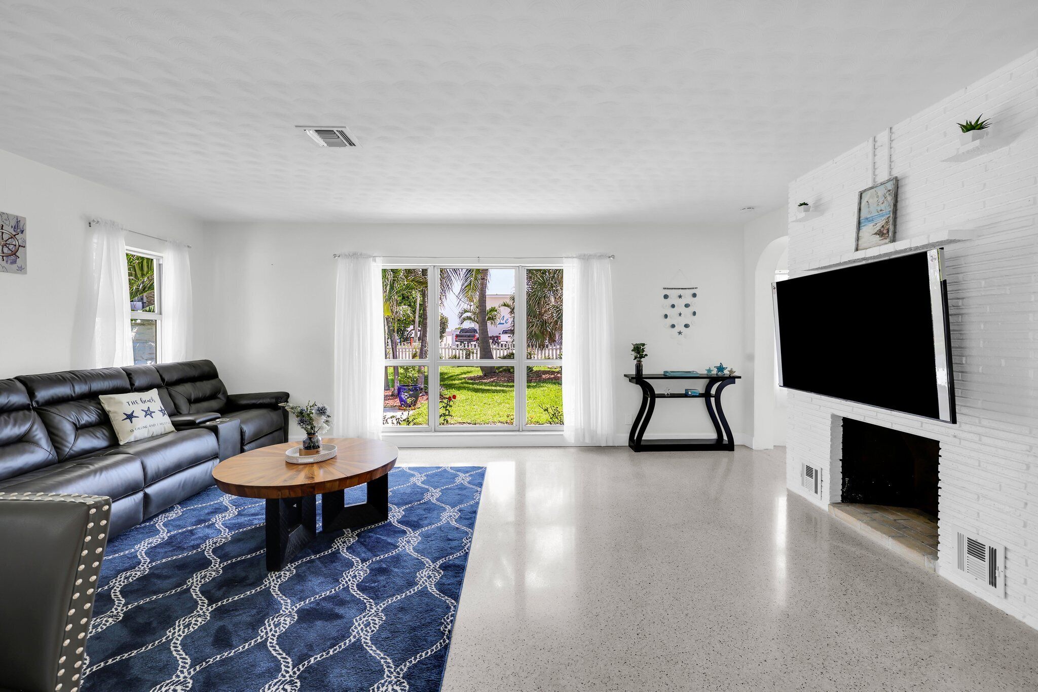 Een smart-tv en een tafeltennistafel