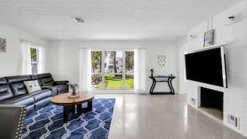 Een smart-tv en een tafeltennistafel