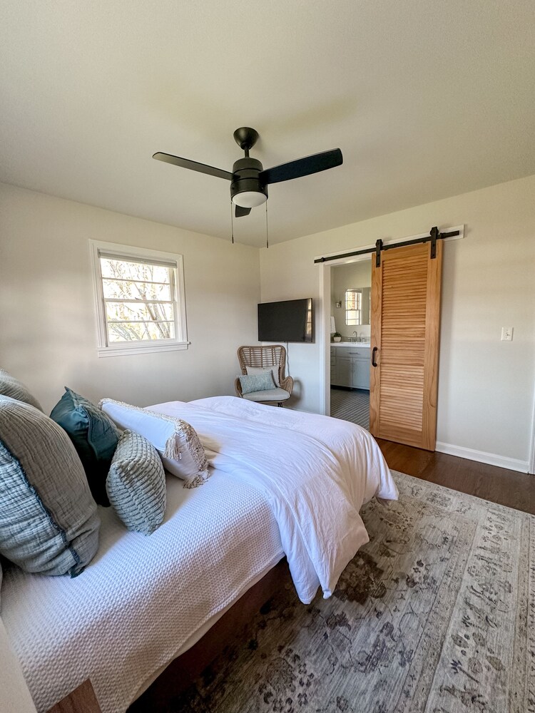 Cozy house with ping pong table and outdoor entertainment area