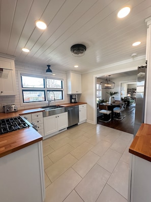 Fridge, microwave, oven, stovetop - Cozy house with ping pong table and outdoor entertainment area (Elizabethtown)