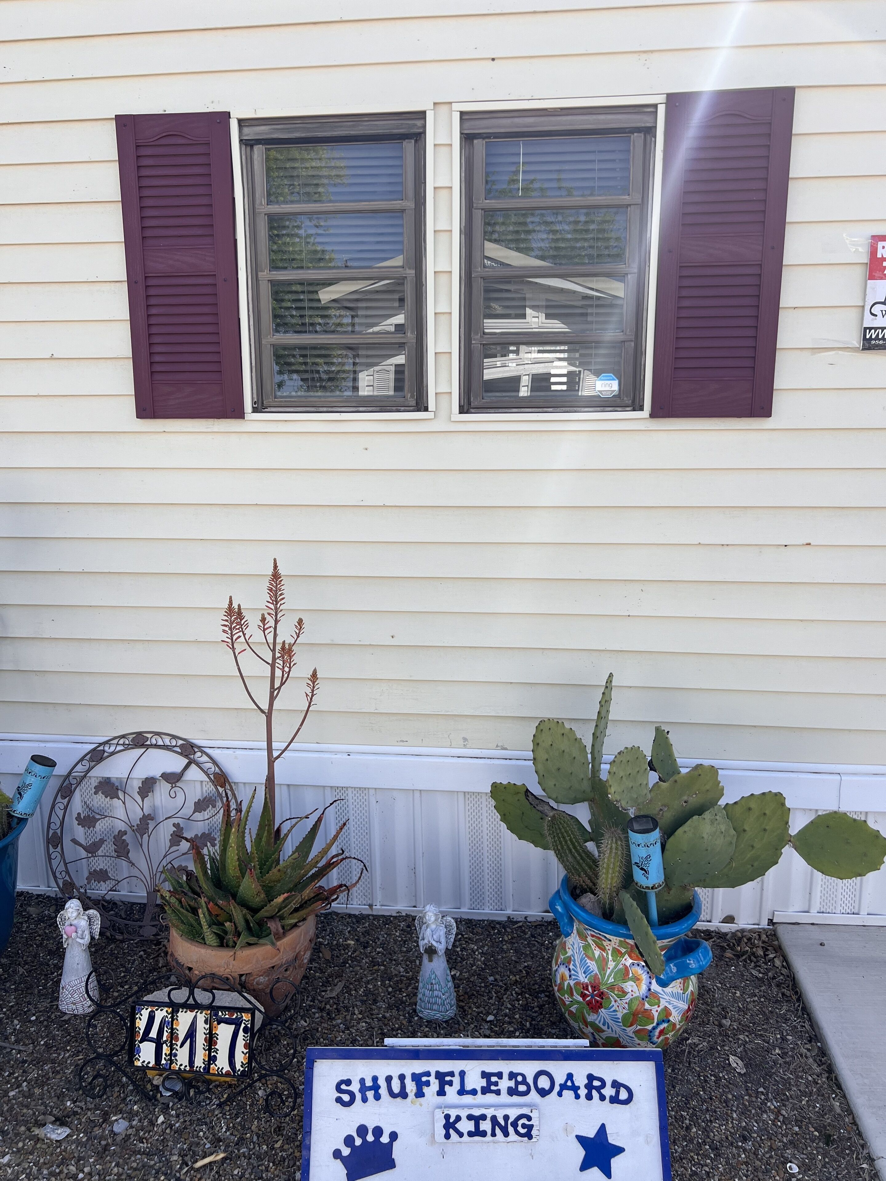 Cozy 1-bedroom home, access to pool, hot tub, fitness room, gated park setting. 