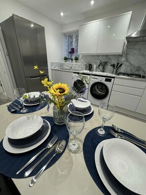 Fridge, microwave, oven, stovetop - Modern 5 Bed near ExCel - Big Ben with FAST WI FI (London)