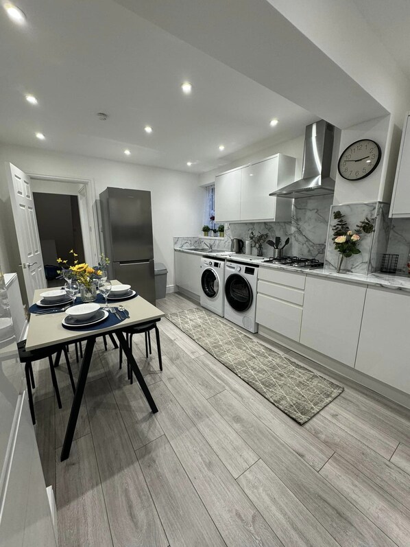 Een koelkast, een magnetron, een oven, een kookplaat