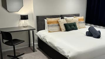 5 bedrooms, desk, iron/ironing board, travel crib