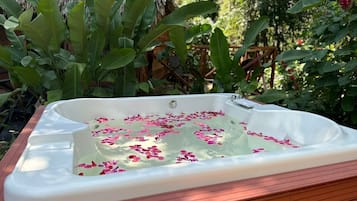 Rumah Pohon Deluks, pemandangan kebun | Makan di kamar