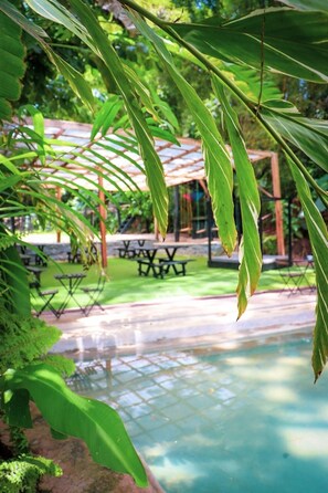 Deluxe Tree House, Garden View | Living area