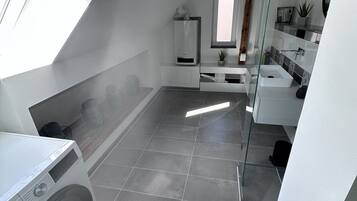 Dusche, Haartrockner, Handtücher, Seife