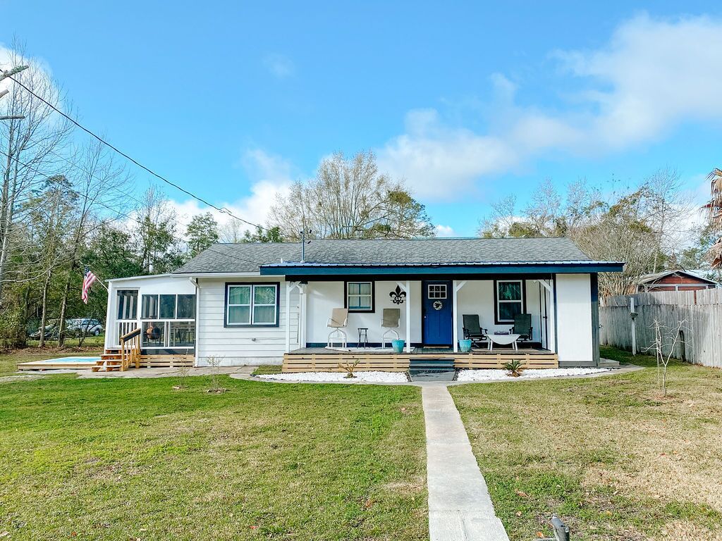 Charming 3-bedroom house with WiFi and AC in wonderful Waveland