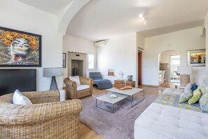 TV connectée, livres, espaces bureaux