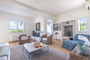 TV connectée, livres, espaces bureaux