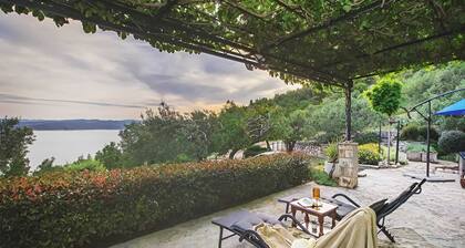 Rustic Charm Cottage in Nature Park with Jacuzzi