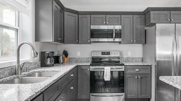 Luxury House | Dapur peribadi | Peti sejuk, ketuhar gelombang mikro, ketuhar