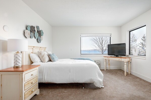 3 bedrooms, iron/ironing board - Brand New Beautiful 3 BDR Home Unit 838 (Traverse City)