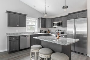 Lyxhus | Eget kök | Kylskåp, mikrovågsugn, ugn och diskmaskin