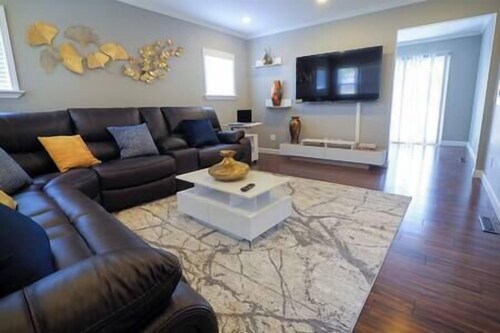 Golf Course Views House 5BR-5Beds, 100% Fiber.