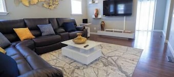 Golf Course Views House 5BR-5Beds, 100% Fiber.