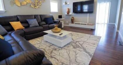 Golf Course Views House 5BR-5Beds, 100% Fiber.