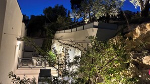 A building with a balcony, a staircase, and surrounding vegetation. - Luxury house Prestige (Split)