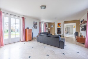 Télévision, cheminée, lecteur de DVD, chaîne hi-fi