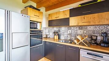 Een koelkast, een microgolfoven, een oven, een vaatwasser