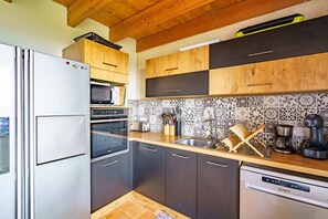 Kjøleskap, mikrobølgeovn, ovn og oppvaskmaskin