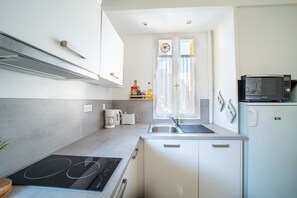 Frigorifero, microonde, lavastoviglie, macchina per tè/caffè