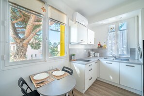 Réfrigérateur, four à micro-ondes, lave-vaisselle, cafetière-théière