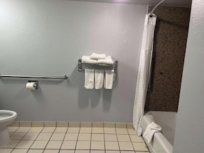 Combined shower/tub, hair dryer, towels