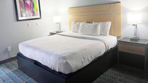 Standard Room, 1 King Bed, Non Smoking, Kitchen | Blackout drapes, free WiFi, bed sheets - Fifth Season Suites (Amarillo)
