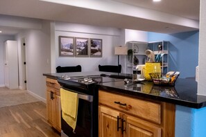 Réfrigérateur, four à micro-ondes, un four, surface de cuisson