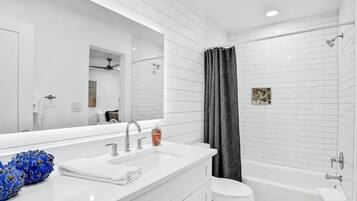 Douche, sèche-cheveux, serviettes fournies, savon