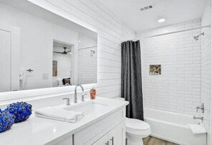 Een douche, een haardroger, handdoeken, zeep