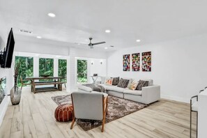 Smart TV, fireplace