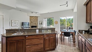 Coffee/tea maker, fridge, microwave, oven - Best Views in Leavenworth from Downtown 2-bedroom Condo (Leavenworth)