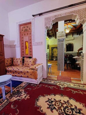 Penthouse Romantis, pemandangan halaman | 2 kamar tidur dan didekorasi berbeda-beda