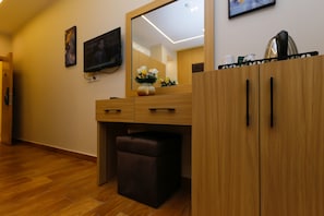 Standard Double Room, City View | Living area | 39-inch Smart TV with satellite channels, fireplace - Rizk Pyramids View Hotel (Giza)