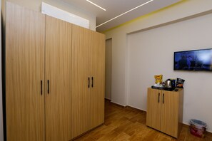 Quarto duplo luxo, vista para a cidade | Guarda-roupa